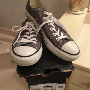 Converse grey tennis shoes